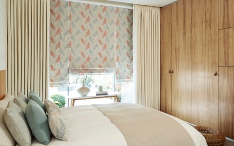 Tranquillity Dawn Roman blind with Tetbury Ivory curtains