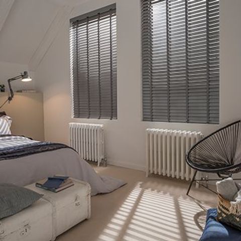 Grey fauxwood blind_bedroom_Lunaire