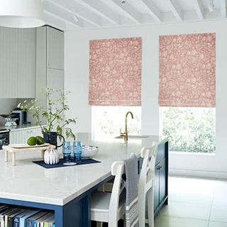 roman_blind_pattern_oralia_coral_haze