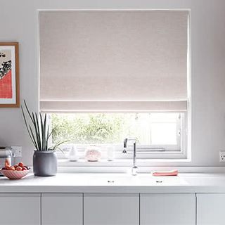 Roman_Blind_Emelie_Blush_Roomset