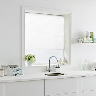 Pleated Blind_Sasso White_Roomset