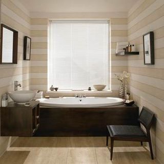 Sheer Luxury Filtra White Venetian blinds in a cosy bathroom