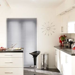 Venetian Blind_Special Finish Frosted Silver_Roomset