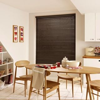 Wooden Blinds_Wood Illusions Rich Mahagony_Roomset