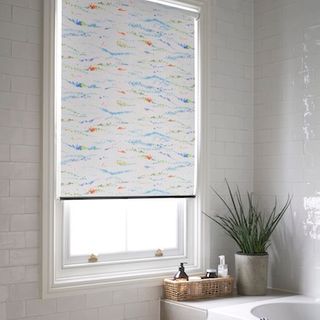 Artistic splash roller blind