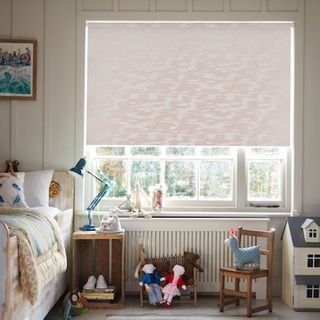 Motto powder blush roller blind