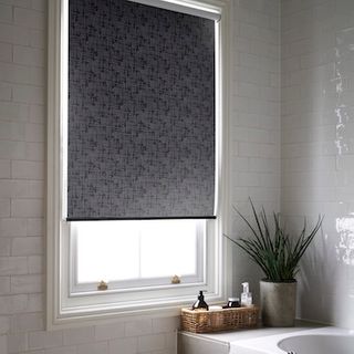 Skater raven roller blind