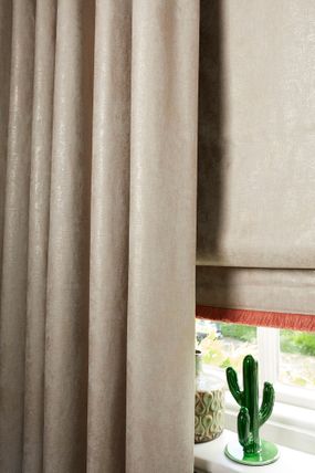 HIL_ABIGAILAHERN_PORTRAIT_DETAIL_Lucien-Dust_curtains_and_Lucien-Dust_Roman_blind_with_Colette-Amour_fringing