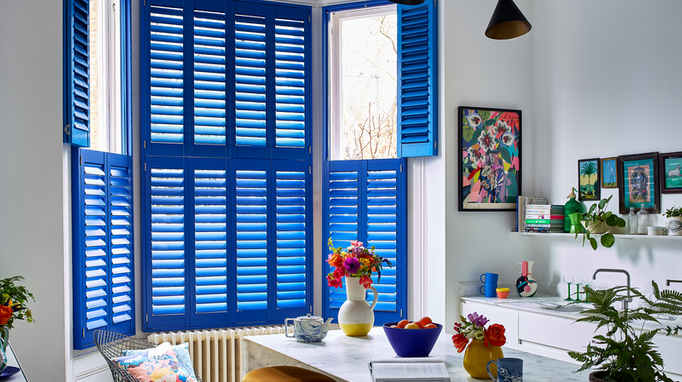 Volets de couleur personnalisée en bleu dans la cuisine