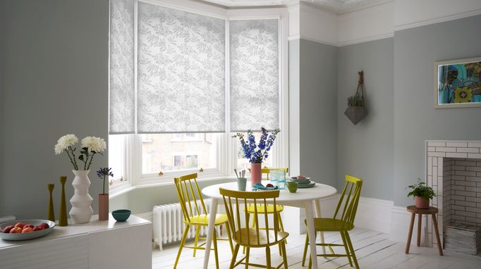 Store à roulettes blanc Cecille dans une cuisine gris clair