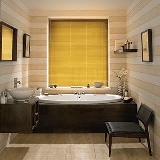 Light wood Aluwood Conker Venetian blinds in a cosy bathroom