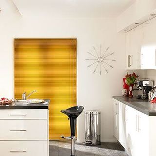 Venetian Blind_Special Finish Glistening Gold_Roomset