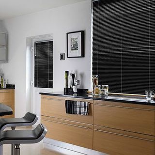 Venetian Blind_Special Finish Sparkle Black_Roomset