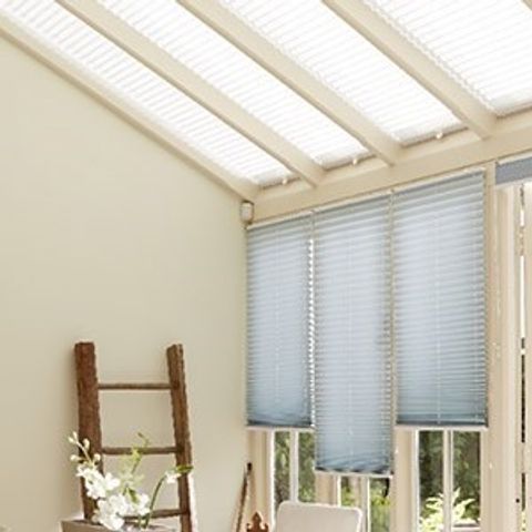 sasso-aqua-pleated-blind-with-grenouble-cream-pleated-blind