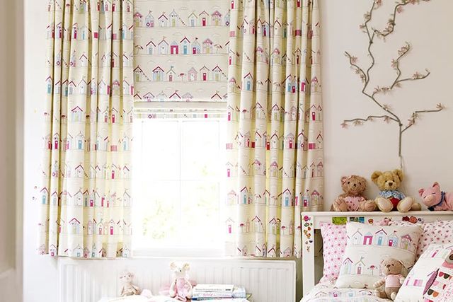 White-Patterned-Childrens-Curtains_beach-huts-pink