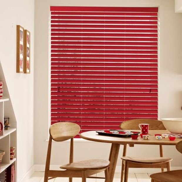dining room with warm red venetian blinds and matching accessories