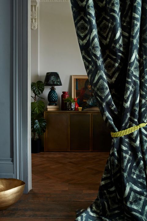 HIL_ABIGALAHERN_PORTRAIT_Harkness-Gasoline_curtain_with_Ochre_macrame_tie-back