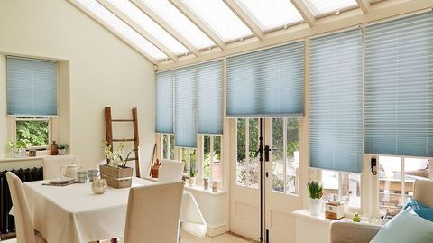 Pleated side blind Sasso Aqua with Grenoble Cream Pleated roof blind Conservatory