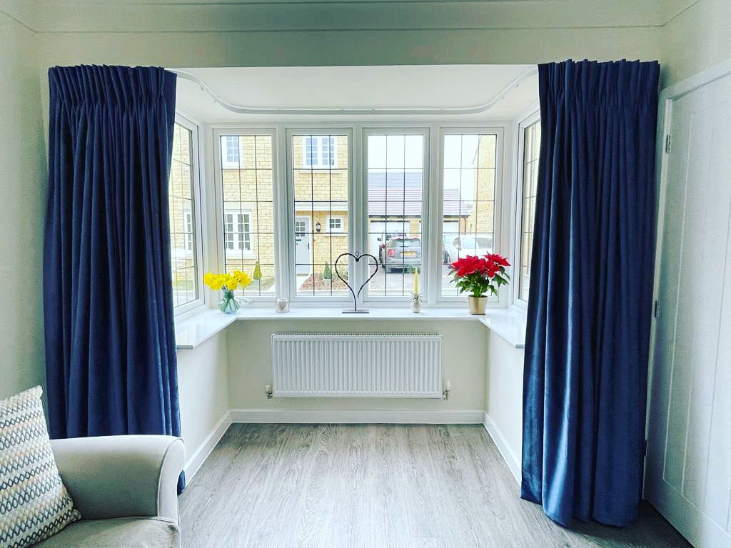 Short bay deals window curtains