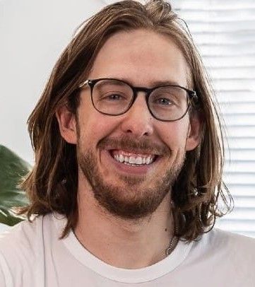 Evan, Hillarys customer