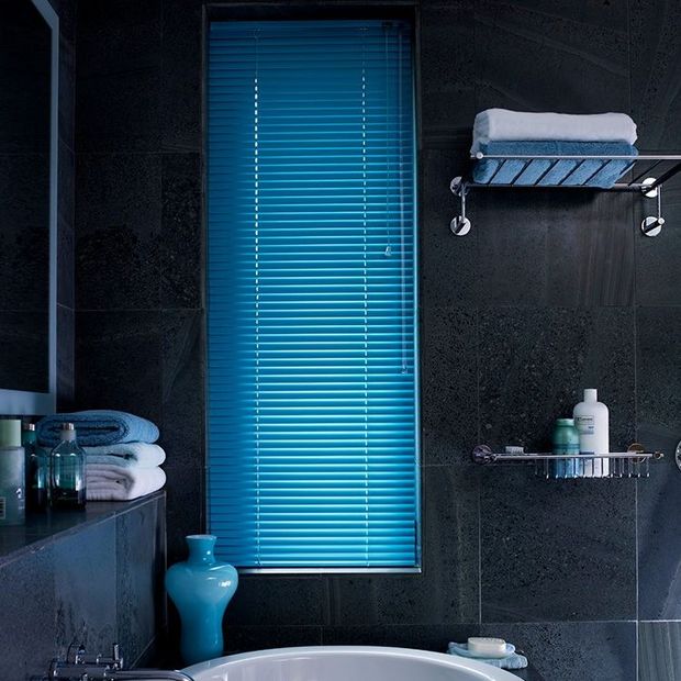 midnight blue venetian blinds in bathroom