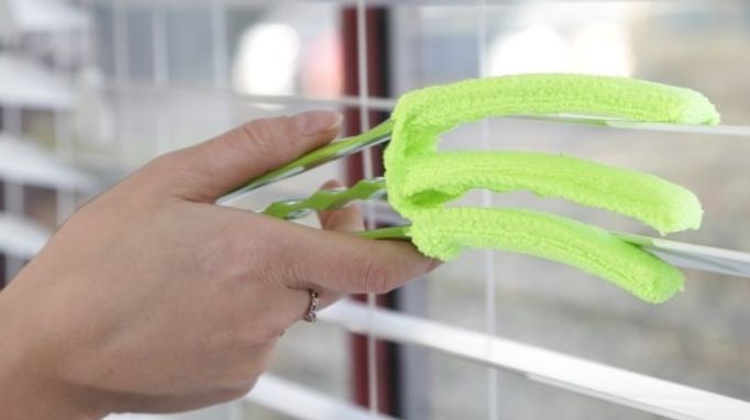 Using a blind cleaning tool