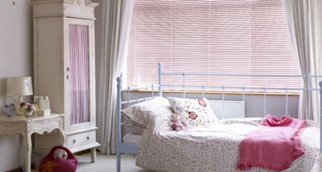 Bedroom Blind Ideas - Pink Venetian Blinds in the Bedroom